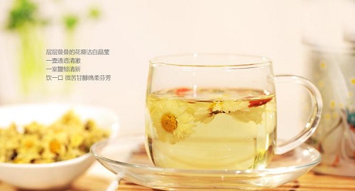 两杯不同的水